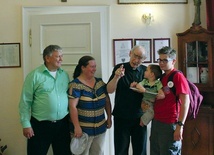 Abp Alfons Nossol z rodziną Richter: Gwen, Ronem, Fabianem i 11-miesięcznym Johnem Paulem, którzy przyjechali z Panna Maria w Teksasie.