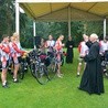 Bp Jan Wieczorek pobłogosławił rowerzystów i poświęcił ich rowery, prosząc dla nich o szczęśliwą podróż. 