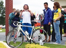 Cena wywoławcza białego papieskiego roweru sięgnie prawdopodobnie 100 tys. zł.