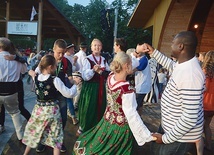 Gaździny z Rabki uczyły tańczyć po góralsku pielgrzymów ŚDM.