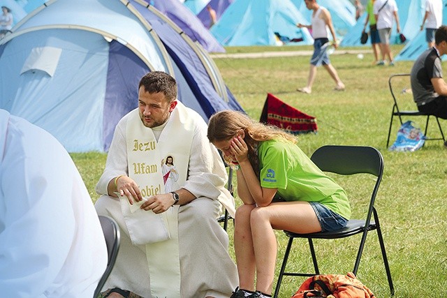 	Nie mogło zabraknąć sakramentu pokuty w miasteczku namiotowym w Pobiedniku Wielkim k. Krakowa. 