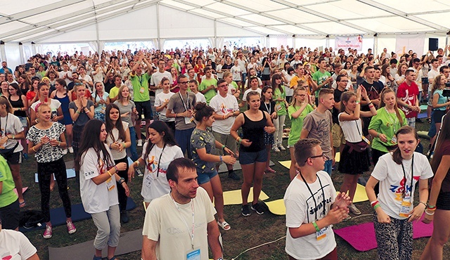 	Młodzi z diecezji płockiej i radomskiej. Czas uwielbienia i osobistej modlitwy w namiocie, gdzie głoszone były katechezy i sprawowane Eucharystie. 