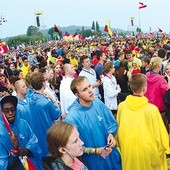 Setki tysięcy młodych na krakowskich Błoniach.