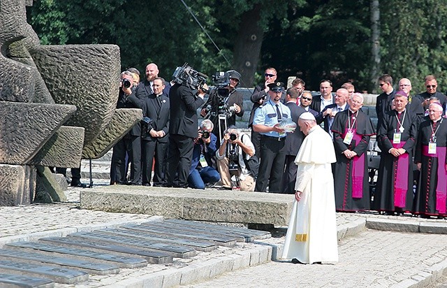 Papież Franciszek przy pomniku ofiar KL Auschwitz-Birkenau.