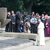 Papież Franciszek przy pomniku ofiar KL Auschwitz-Birkenau.