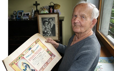 	Stanisław Pol w 2012 r. w domu w Zabrzu; trzyma dyplom przyjęcia do Sodalicji Mariańskiej w 1949 r.