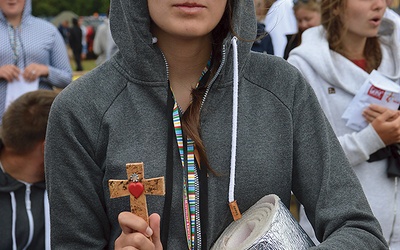 Każda młoda osoba z miasteczka otrzymała krzyżyk dla wiarygodnych.