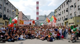 Neokatechumeni z Sycylii po ewangelizacji  na placach zaprosili do wspólnej fotografii mieszkańców Radomia, którzy przyszli słuchać ich katechezy.