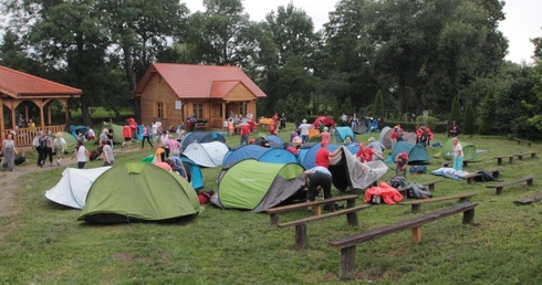 Tak powstaje miasteczko namiotowe