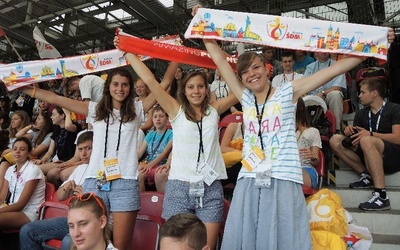 Entuzjazm dziewczyn ze Straconki był zaraźliwy! Na zdjęciu - po katechezie na stadionie "Cracovii"