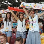 Entuzjazm dziewczyn ze Straconki był zaraźliwy! Na zdjęciu - po katechezie na stadionie "Cracovii"