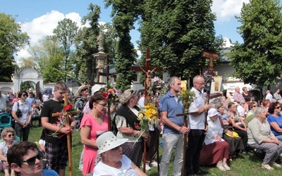 Pielgrzymi na placu przed świątynią w Miedniewicach