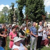 Pielgrzymi na placu przed świątynią w Miedniewicach