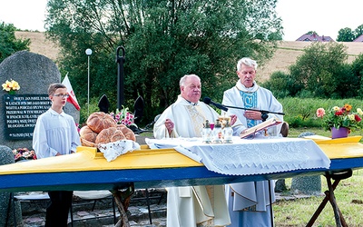 Tak jak wówczas, gdy Mszę św. sprawował tu bp Wojtyła, za ołtarz posłużył kajak.