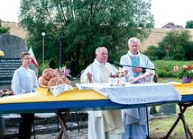 Tak jak wówczas, gdy Mszę św. sprawował tu bp Wojtyła, za ołtarz posłużył kajak.