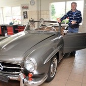 Odrestaurowany mercedes 190 SL gotowy do odbioru.