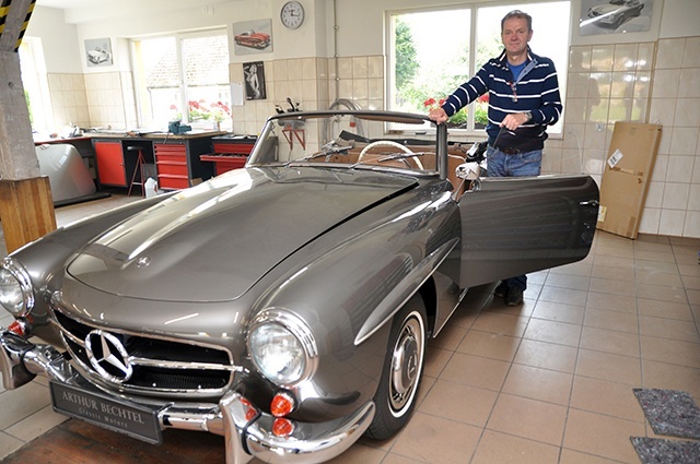 Odrestaurowany mercedes 190 SL gotowy do odbioru.