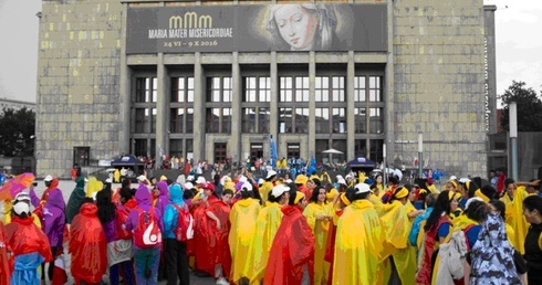 Pielgrzymi wciąż oglądają