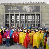 Pielgrzymi wciąż oglądają