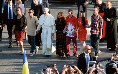 Joseph Gulliford w czasie czuwania na Campus Misericordiae przeszedł z papieżem przez Bramę Miłosierdzia. Na zdjęciu drugi po lewej stronie Franciszka.