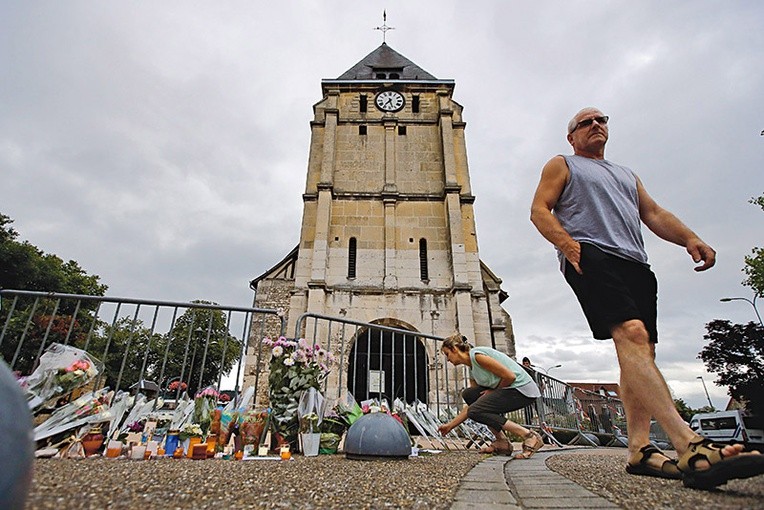 Saint-Étienne-du- -Rouvray następnego dnia po tragedii tonął w kwiatach.