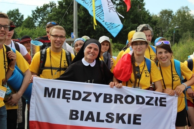 Pielgrzymi z Międzybrodzia Bialskiego w drodze na Campus Misericordiae