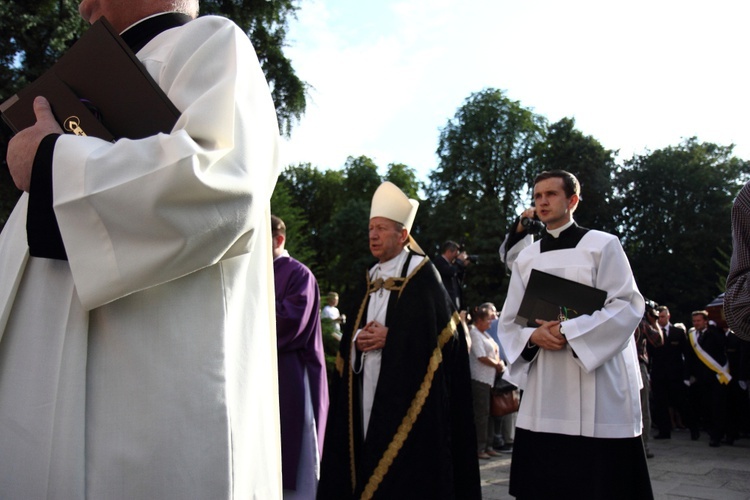 Uroczystości pogrzebowe kard. Macharskiego - kościół franciszkanów