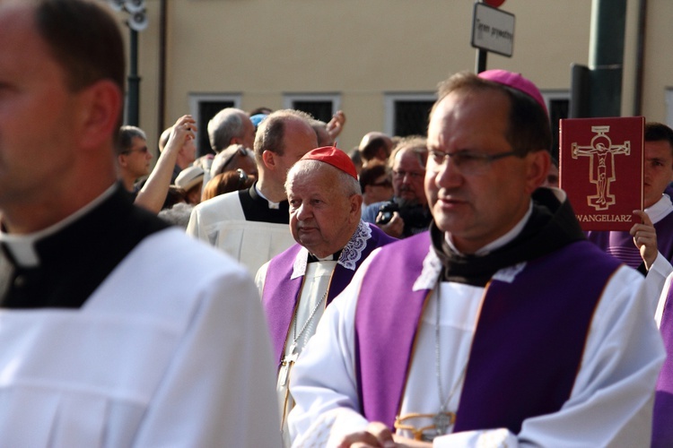 Uroczystości pogrzebowe kard. Macharskiego - kościół franciszkanów