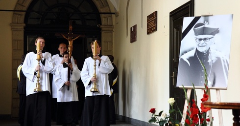 Uroczystości pogrzebowe kard. Macharskiego - kościół franciszkanów