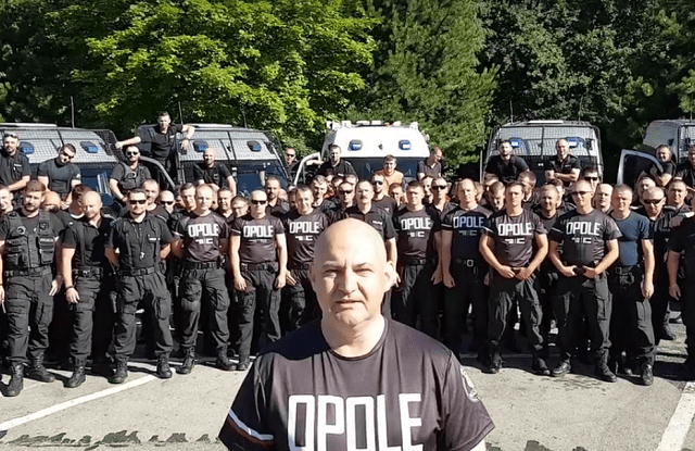 Policjanci też skandują: dziękujemy!