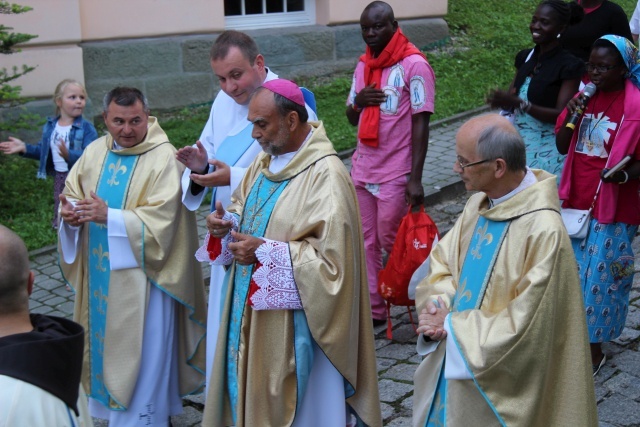 Pielgrzymi ŚDM z Afryki z bp. Kusym w Cieszynie