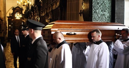 Trumna kard. Macharskiego trafiła na Wawel