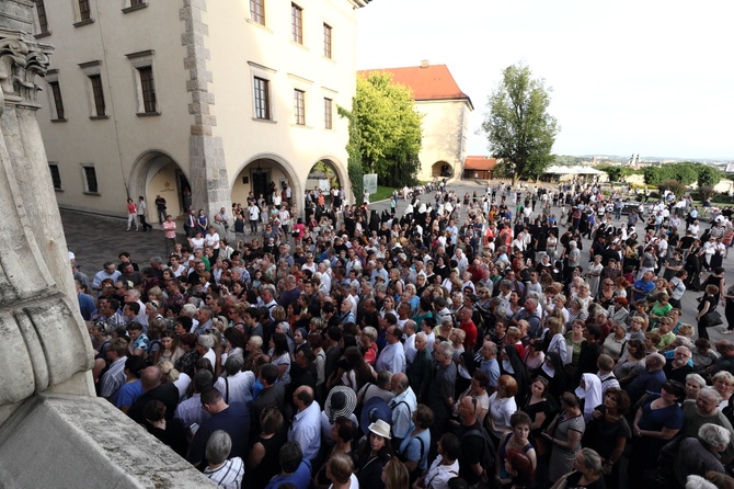 Kondukt żałobny kard. Macharskiego