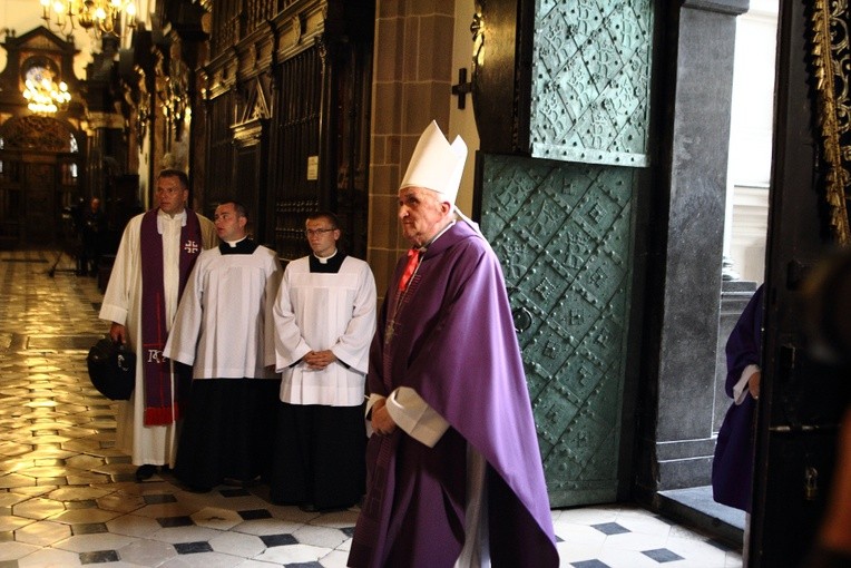 Kondukt żałobny kard. Macharskiego