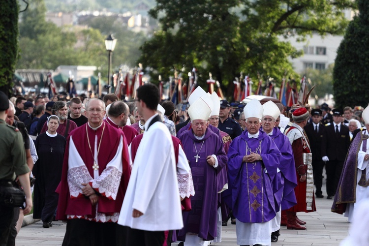 Kondukt żałobny kard. Macharskiego