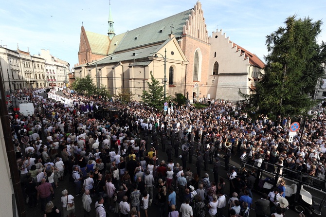 Kondukt żałobny kard. Macharskiego