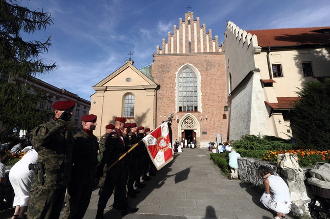 Kondukt żałobny kard. Macharskiego