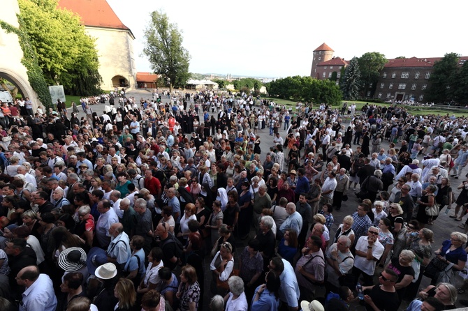 Kondukt żałobny kard. Macharskiego