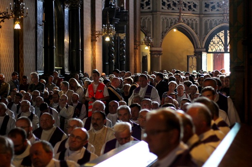 Msza św. pogrzebowa kard. Macharskiego u franciszkanów
