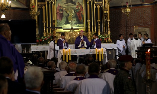 Msza św. pogrzebowa kard. Macharskiego u franciszkanów