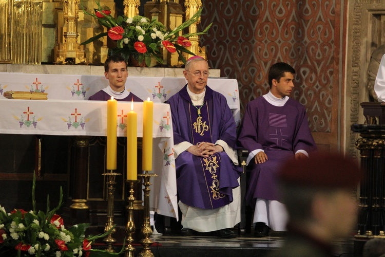 Msza św. pogrzebowa kard. Macharskiego u franciszkanów