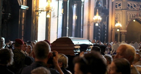 Msza św. pogrzebowa kard. Macharskiego u franciszkanów