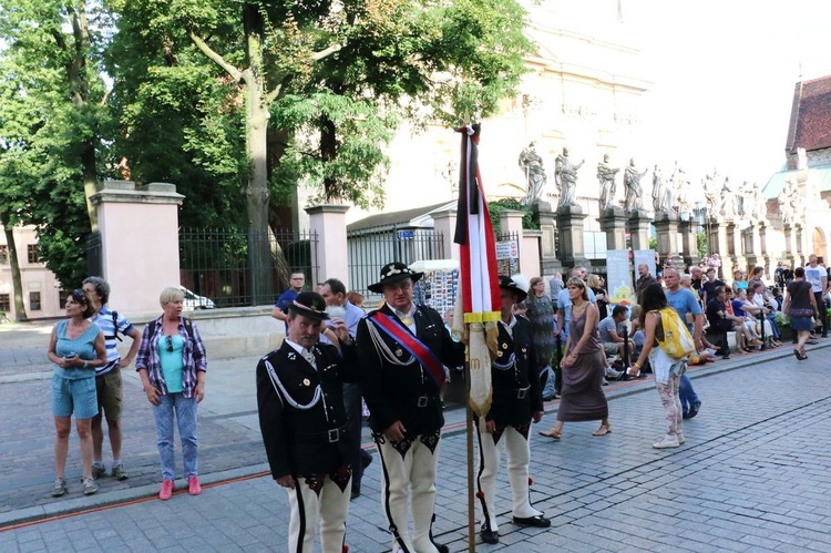 Kondukt żałobny kard. Macharskiego - 2 cz.