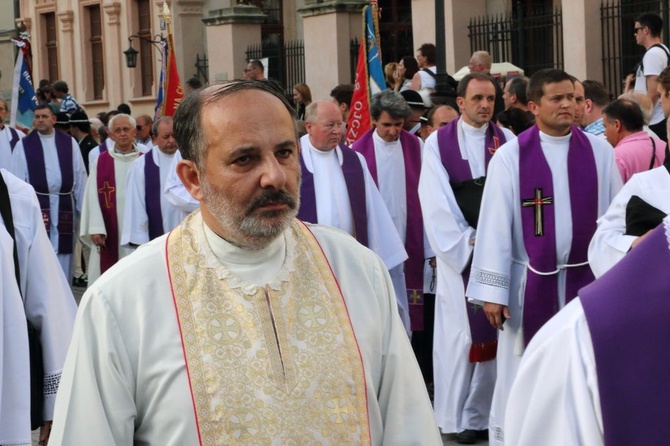 Kondukt żałobny kard. Macharskiego - 2 cz.