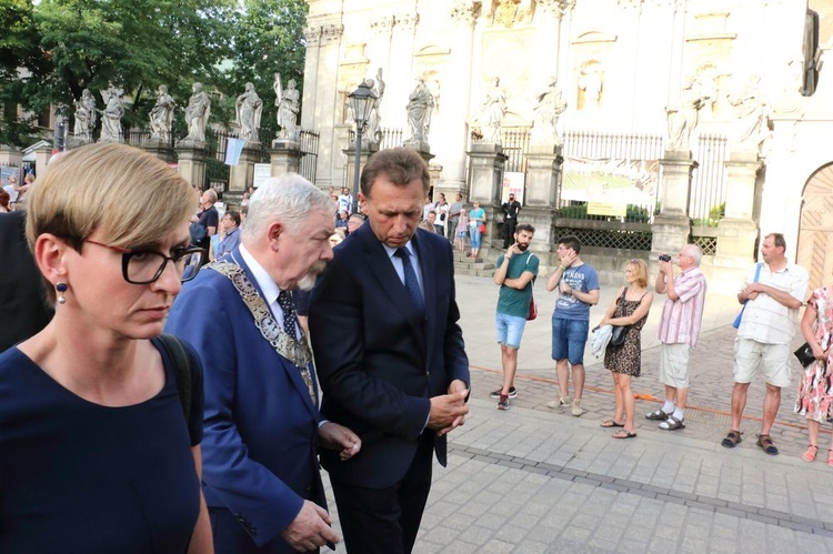 Kondukt żałobny kard. Macharskiego - 2 cz.