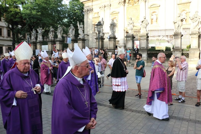 Kondukt żałobny kard. Macharskiego - 2 cz.