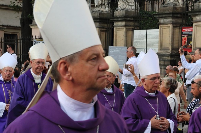 Kondukt żałobny kard. Macharskiego - 2 cz.