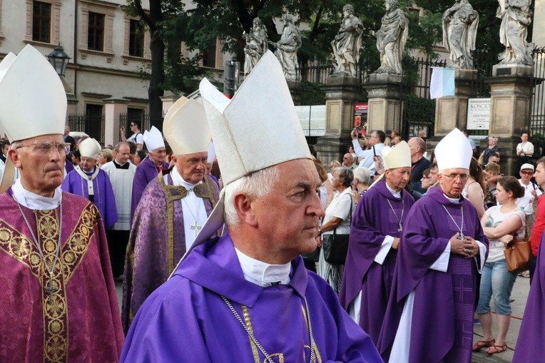 Kondukt żałobny kard. Macharskiego - 2 cz.