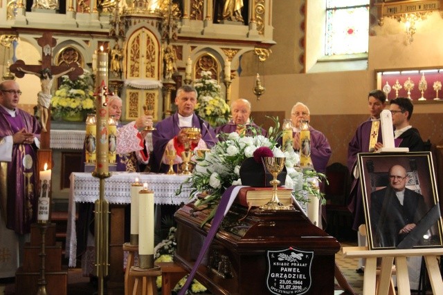 Pogrzebowej Eucharystii przewodniczył bp Roman Pindel