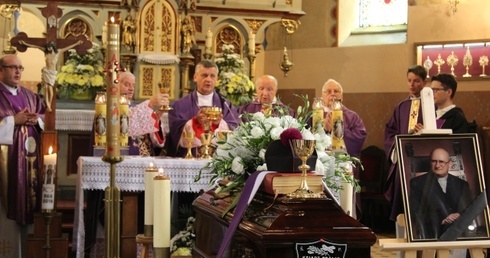 Pogrzebowej Eucharystii przewodniczył bp Roman Pindel